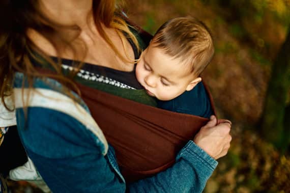 Babytrage und Tragetuch – zwei Alternativen zum Kinderwagen