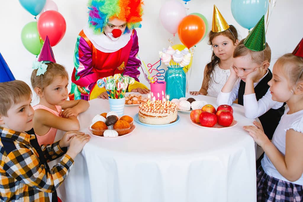 Den Kindergeburtstag planen und fröhlich feiern