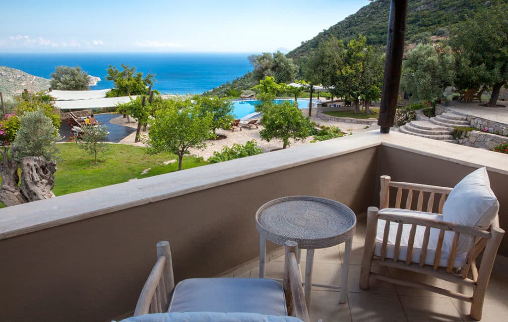 Mit den richtigen Balkonmöbeln kommt der Minibalkon groß raus