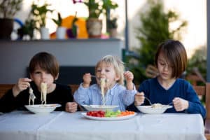 Ab wann sollten Kinder mit Besteck essen?