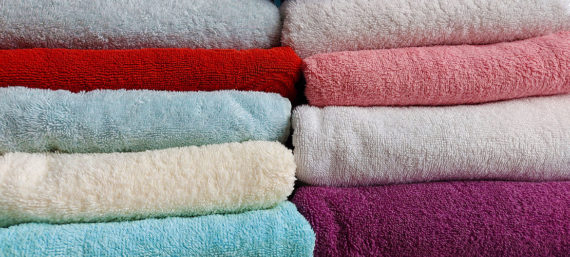 Handtücher aus Frottee oder Mikrofaser – was ist die bessere Wahl?