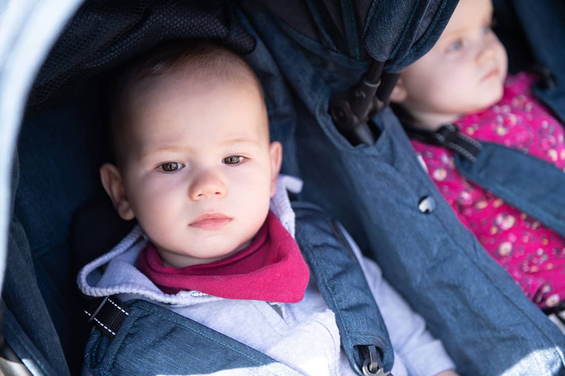 Kinderwagen für Zwillinge – wie sollen die Kinder sitzen?