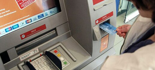 Innenminister drohen mit Schutzvorschriften für Geldautomaten