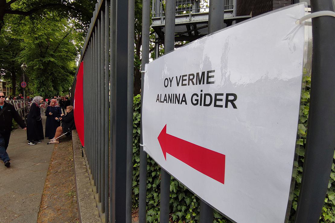 Deniz Yücel gegen Nutzung türkischer Konsulate als Wahllokale
