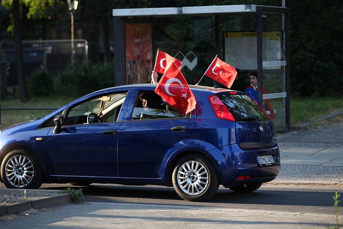 Güler kritisiert Autokorsos von Deutschtürken