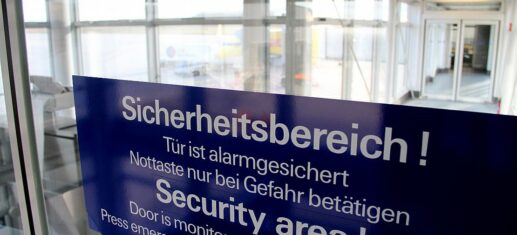 Unbefugter-kommt-Scholz-auf-Frankfurter-Flughafen-sehr-nah.jpg