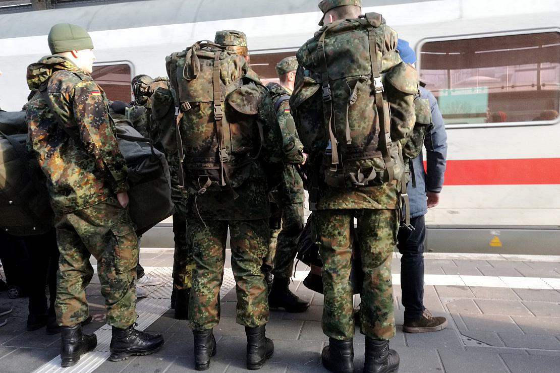 Immer mehr Soldaten fahren gratis mit der Bahn – Kosten steigen