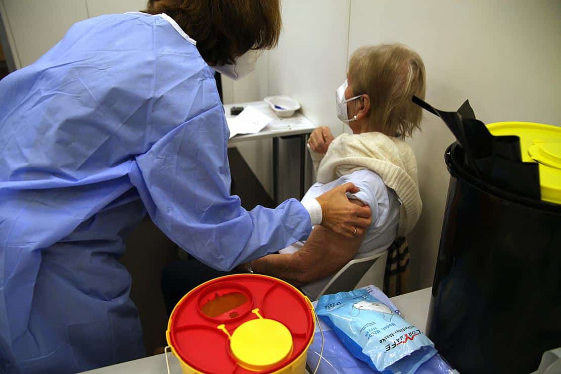 Lauterbach ruft Ältere und Risikogruppen zu Corona-Impfung auf