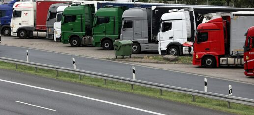 Zahl mautpflichtiger Lkws auf Autobahnen im August zurückgegangen