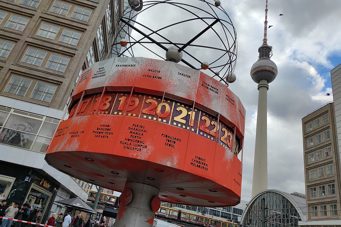 "Letzte Generation" beschmiert Weltzeituhr in Berlin mit Farbe