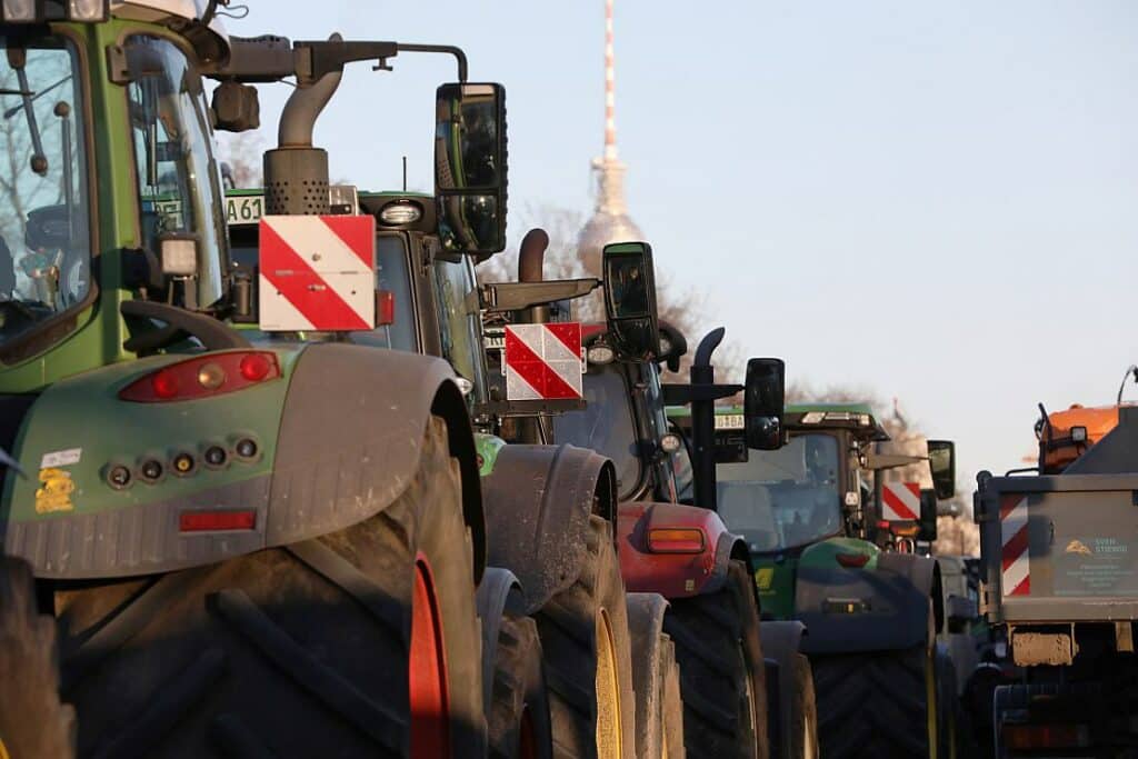 Berlin: Bauern fahren im Traktorkorso zu Parteizentralen