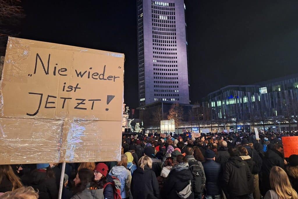 Erneut zehntausende Teilnehmer bei Demonstrationen gegen Rechts