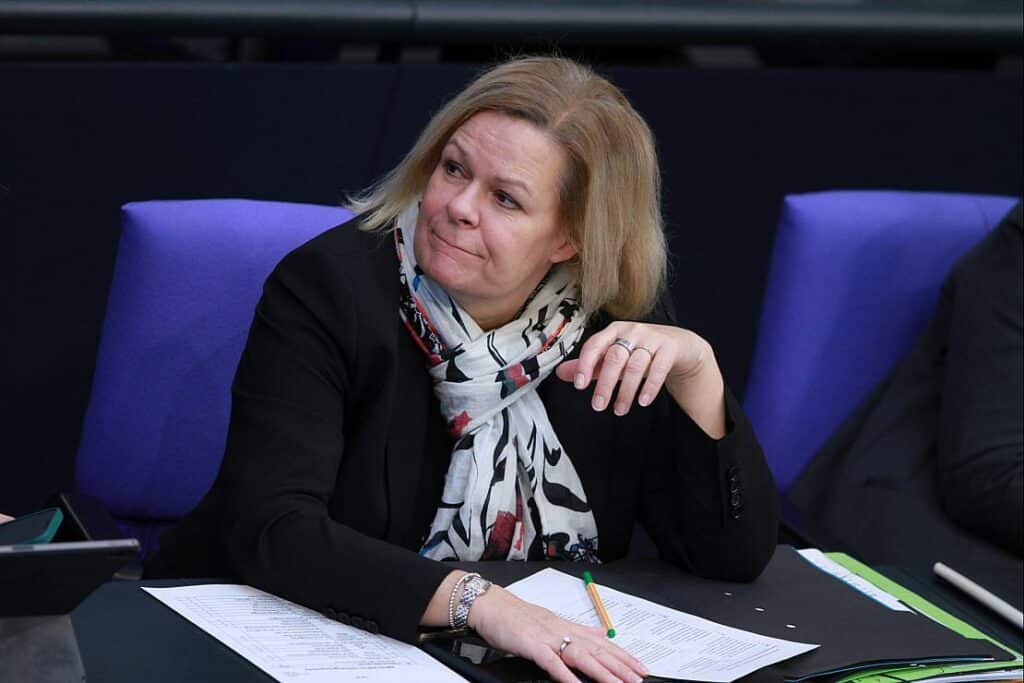 Faeser will Finanzen rechtsextremer Netzwerke ausleuchten