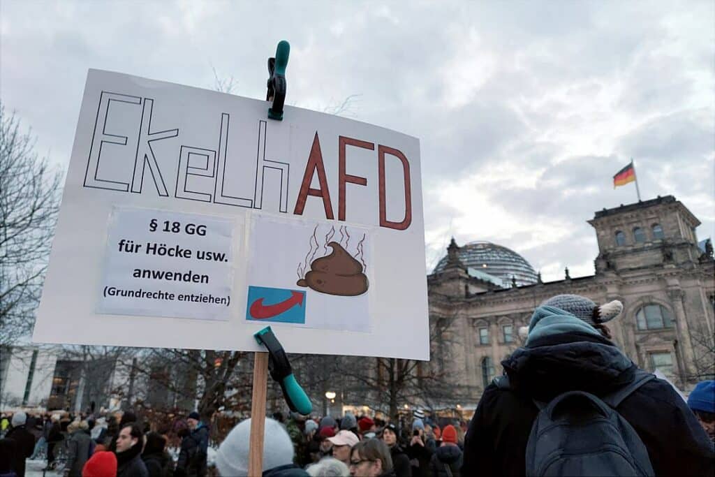 Hessischer Innenminister warnt vor Linksextremen bei Anti-AfD-Demos