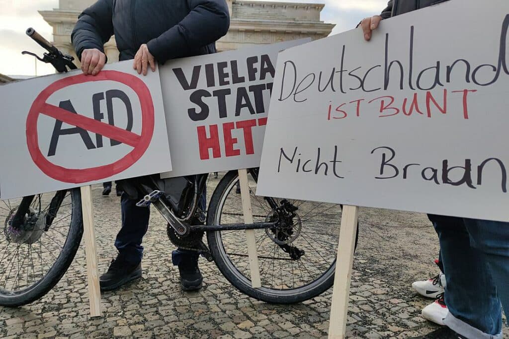Zehntausende demonstrieren bundesweit gegen Rechtsextremismus