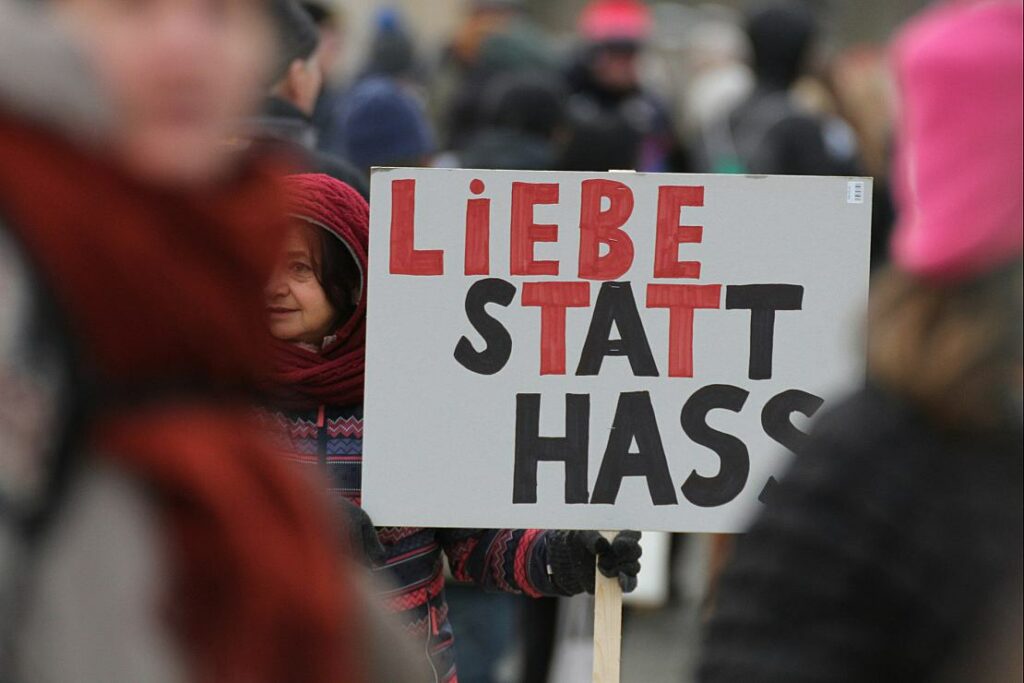 Zentralrat der Juden: Demos gegen Rechts bringen Vertrauen zurück