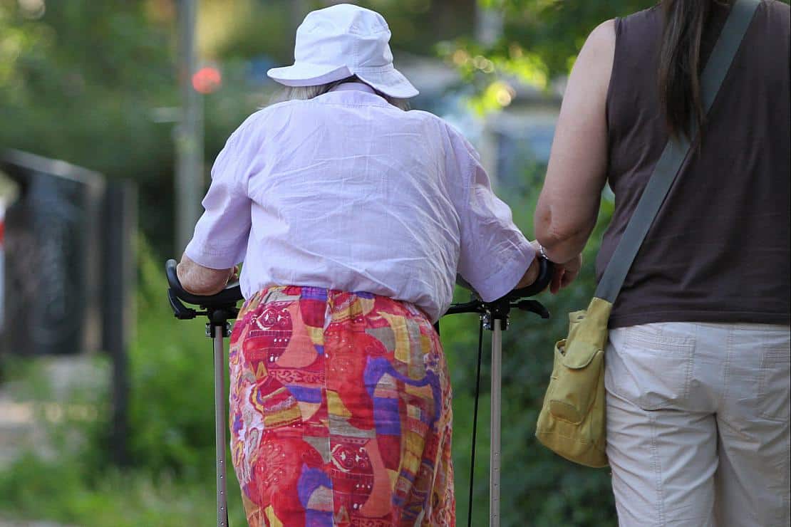 Frauen leisten deutlich mehr häusliche Altenpflege als Männer