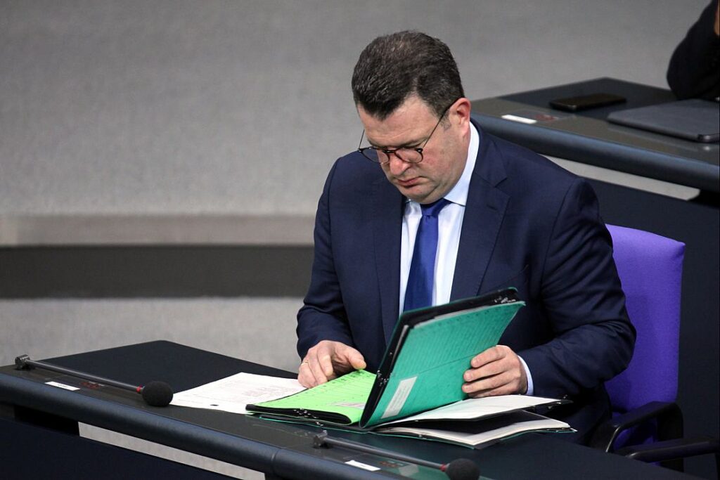 Heil für Arbeitszwang für Flüchtlinge "im Einzelfall"