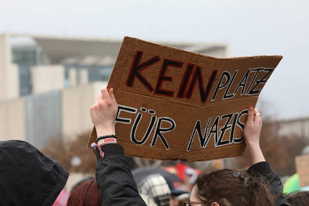 Klingbeil: Konservative gehören auf Demos gegen Rechts