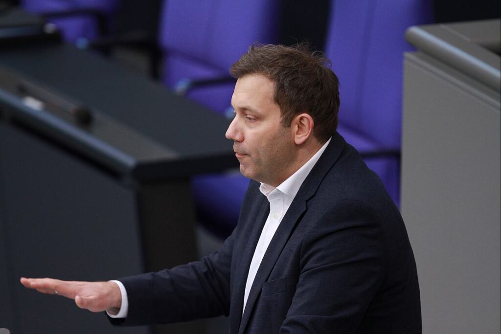 Klingbeil hält Trump für ein "Sicherheitsrisiko für Europa"