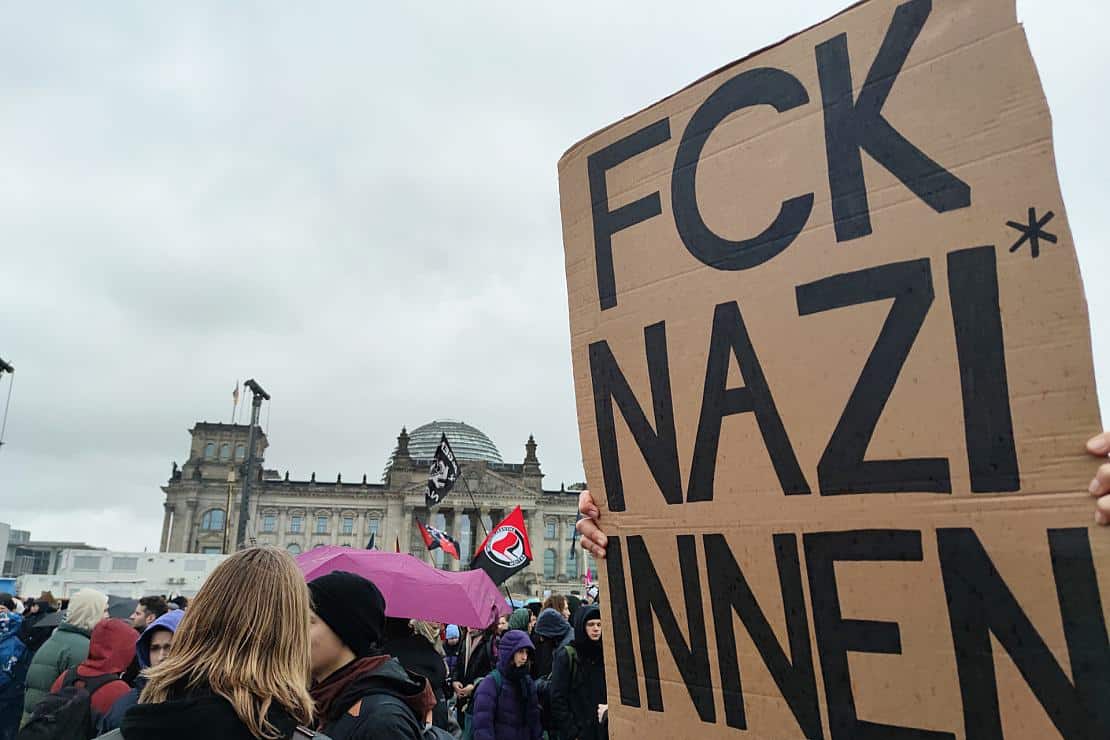 Kretschmer will mehr Deutschland-Fahnen bei Demos gegen Rechts