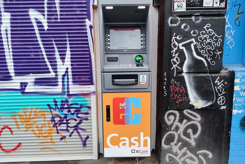 Verbraucherzentrale bemängelt schwierigeren Zugang zu Bargeld