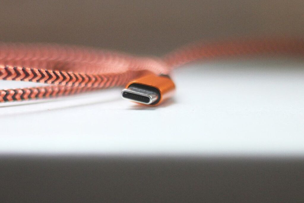 Bundestag setzt EU-Richtlinie für einheitliche Ladekabel um