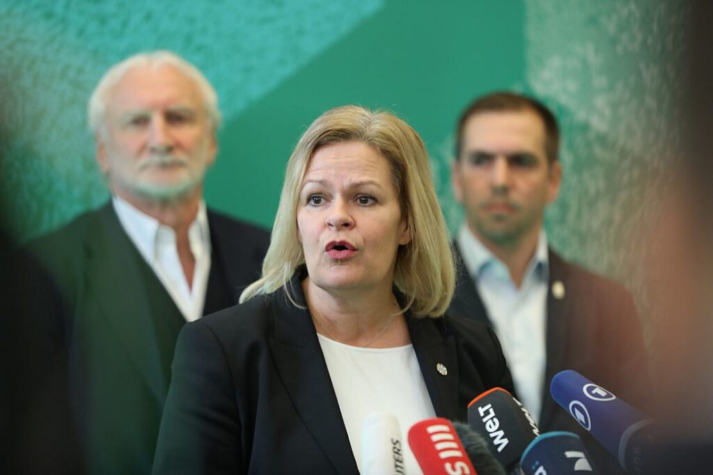 Innenministerin hat Angst vor Anschlägen bei Fußball-EM