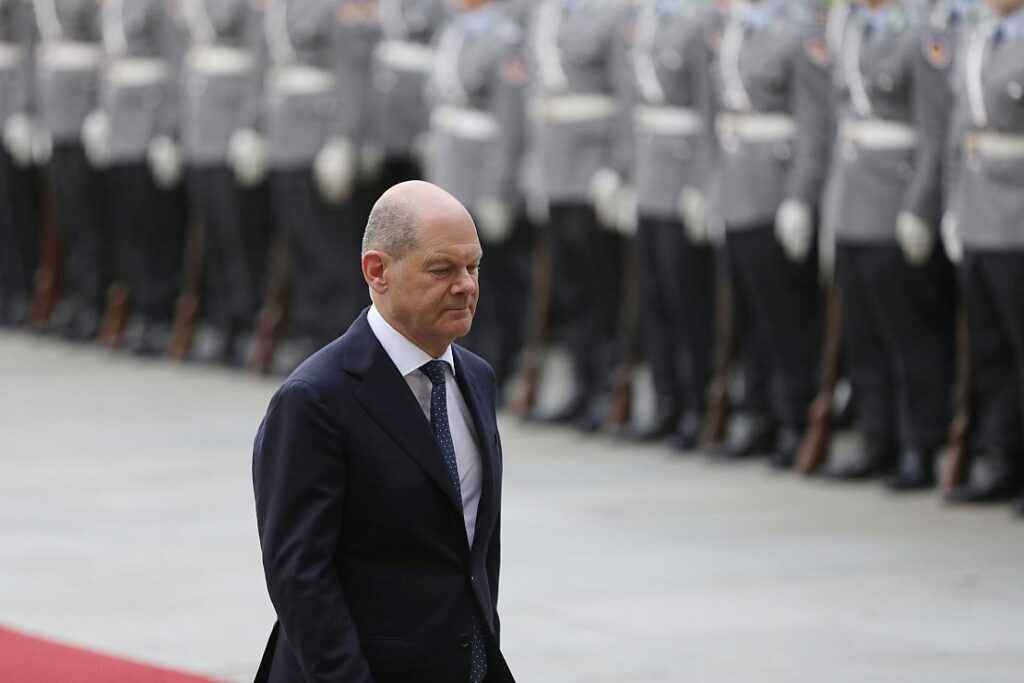 Joschka Fischer kritisiert Scholz und plädiert für Wehrpflicht