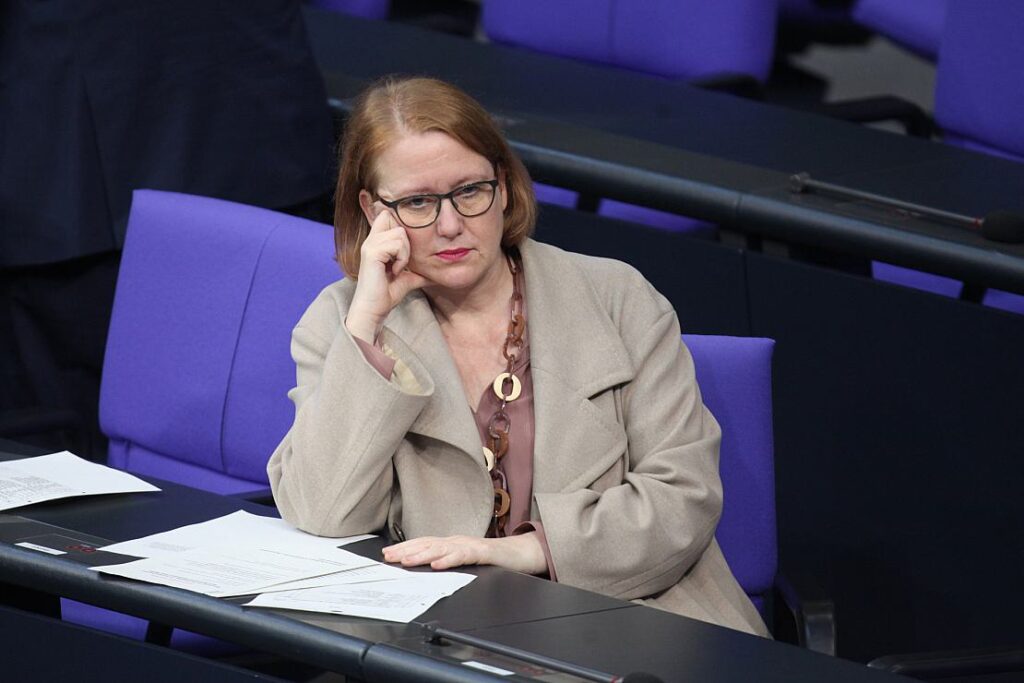 Ungleiche Gehälter: Paus will mehr Auskunftsrechte für Frauen