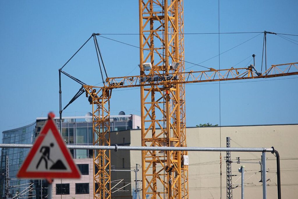 Unternehmen reduzieren Investitionen wegen höherer Zinsen deutlich