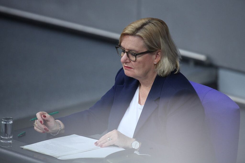 Wehrbeauftragte für Dienstpflicht über Bundeswehr hinaus