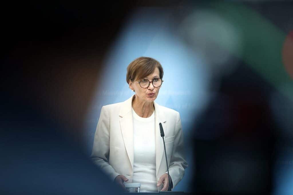 Bildungsministerin mahnt zur Vorsicht bei Kooperation mit China