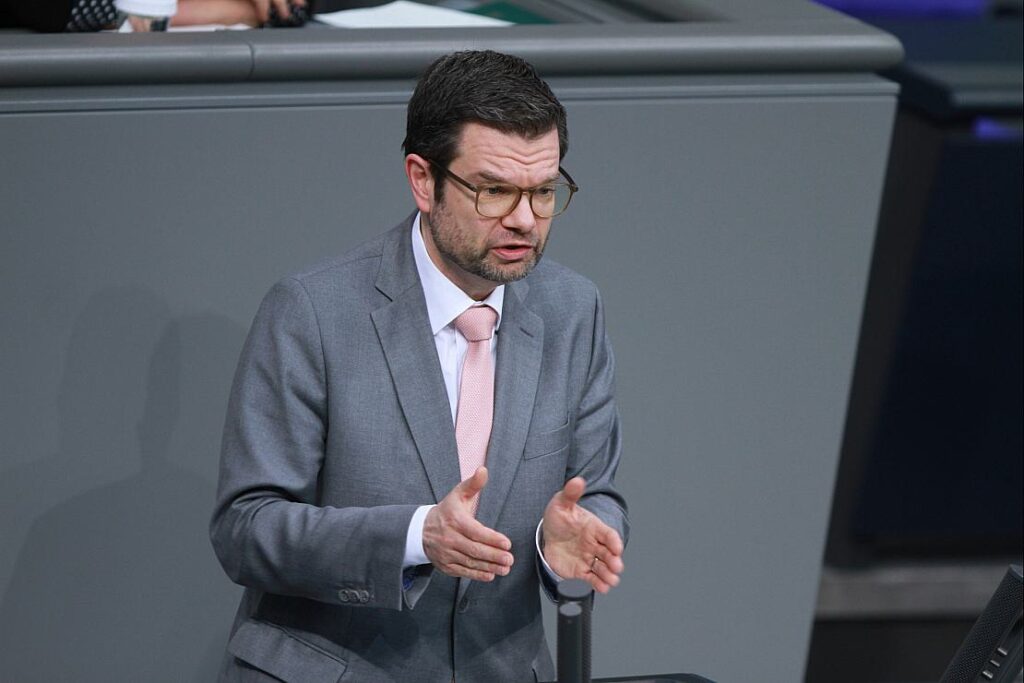 Buschmann verteidigt Reform des Namensrechts
