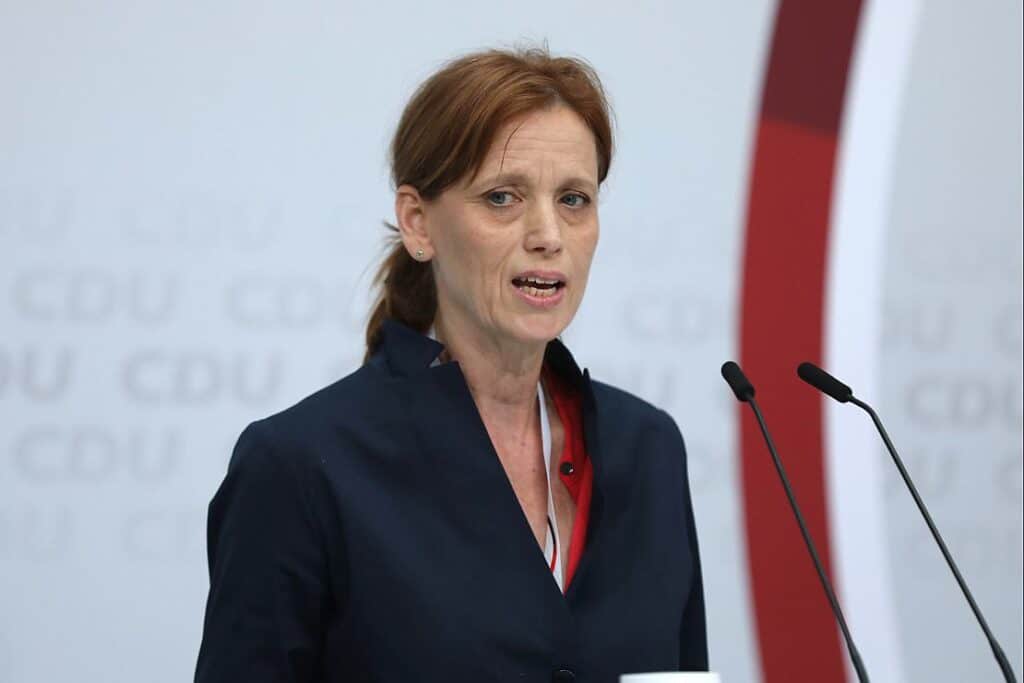 CDU-Vize Prien mahnt Ampel-Parteien zu anderem Umgang mit AfD