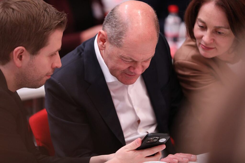 Nur Minderheit folgt Politikern auf Social Media