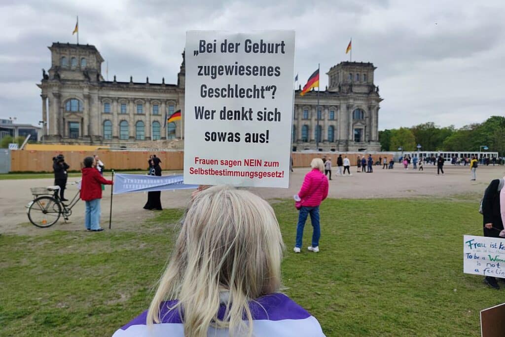 Selbstbestimmungsgesetz beschlossen – Proteste vor dem Bundestag