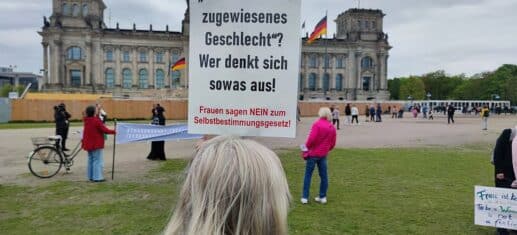 Selbstbestimmungsgesetz-beschlossen-Proteste-vor-dem-Bundestag.jpg