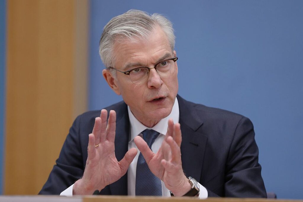 Wirtschaftsweiser kritisiert Rentenpolitik: "Kanzler erzählt Unsinn"