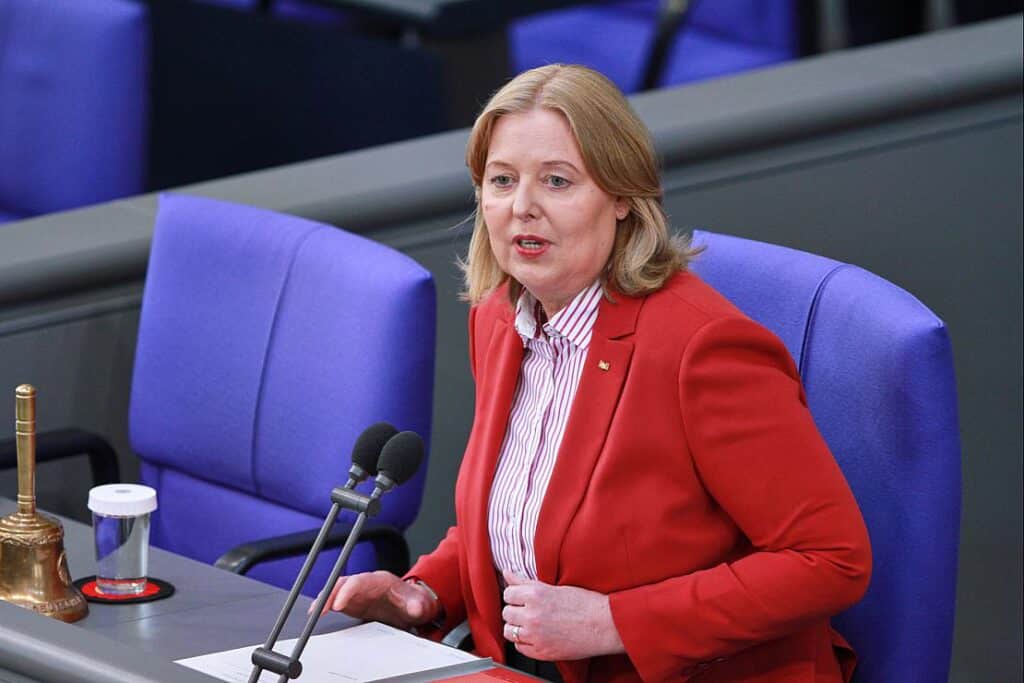 Bas unterstützt Vorstoß zu besserem Schutz von Parlamenten