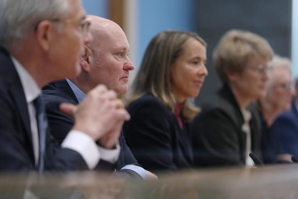 Bericht: Wirtschaftsweise erwarten 2024 nur leichten Aufschwung