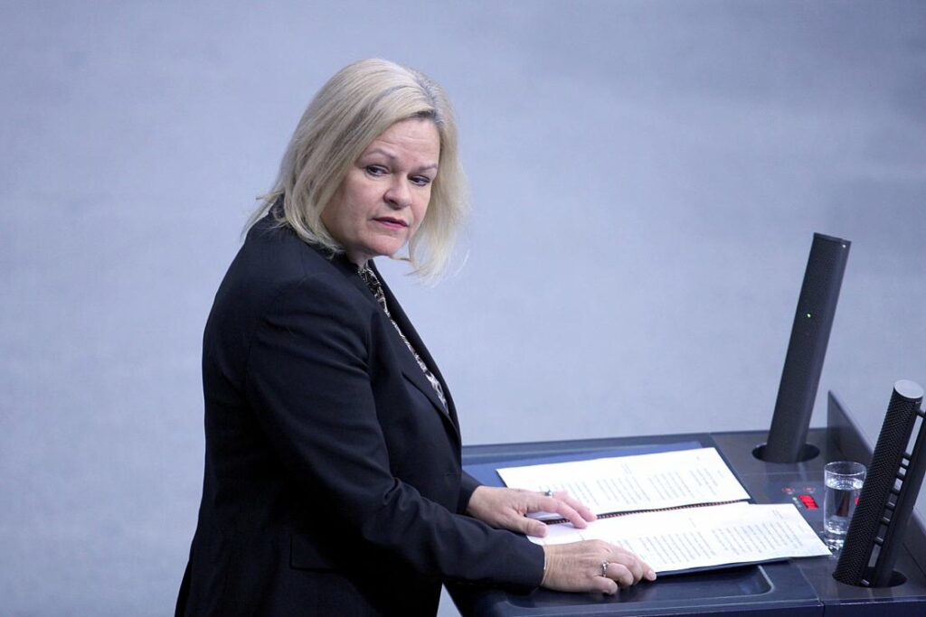 Faeser: Schändung von Schäubles Grab ist "niederträchtig"