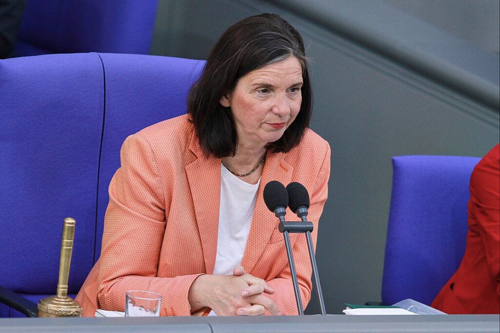 Göring-Eckardt verlangt besseren Schutz der Verfassung