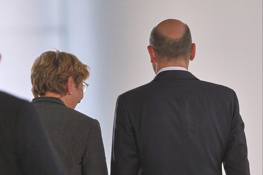 Scholz macht Schweizer Bundespräsidentin Hoffnung auf bessere Bahn