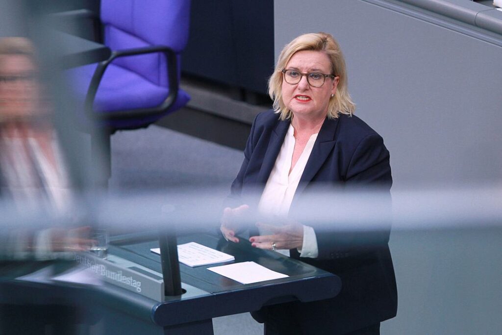 Wehrbeauftragte übt massive Kritik an Frauen-Mangel
