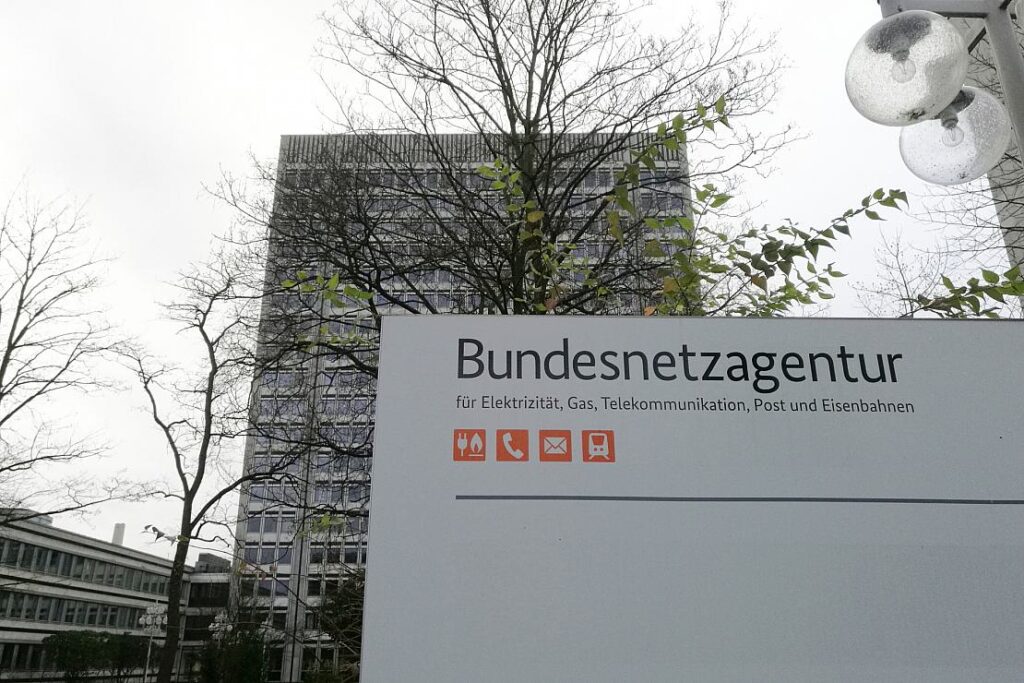 Netzagentur droht Internet-Plattformen mit hohen Bußgeldern