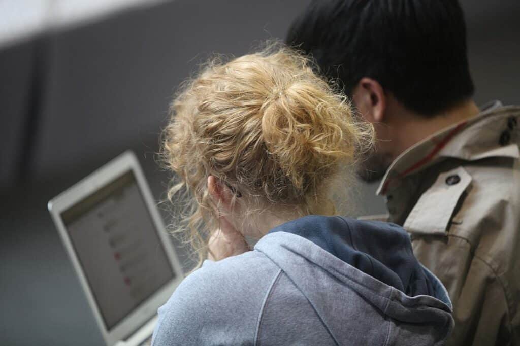 Männer kommentieren häufiger Online-Artikel als Frauen