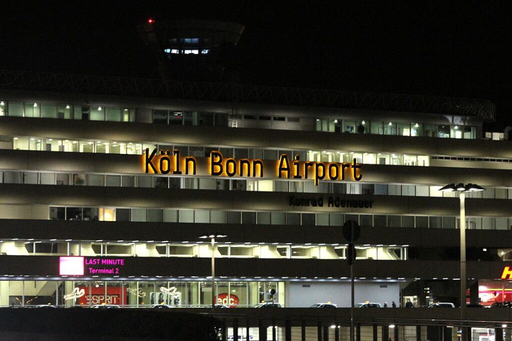 "Letzte Generation" blockiert Flughafen Köln/Bonn