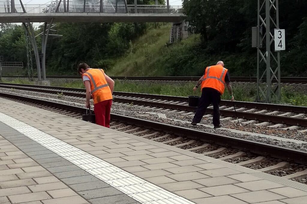 Deutsche Bahn will bei Reinigung von Gleisen in Bahnhöfen sparen