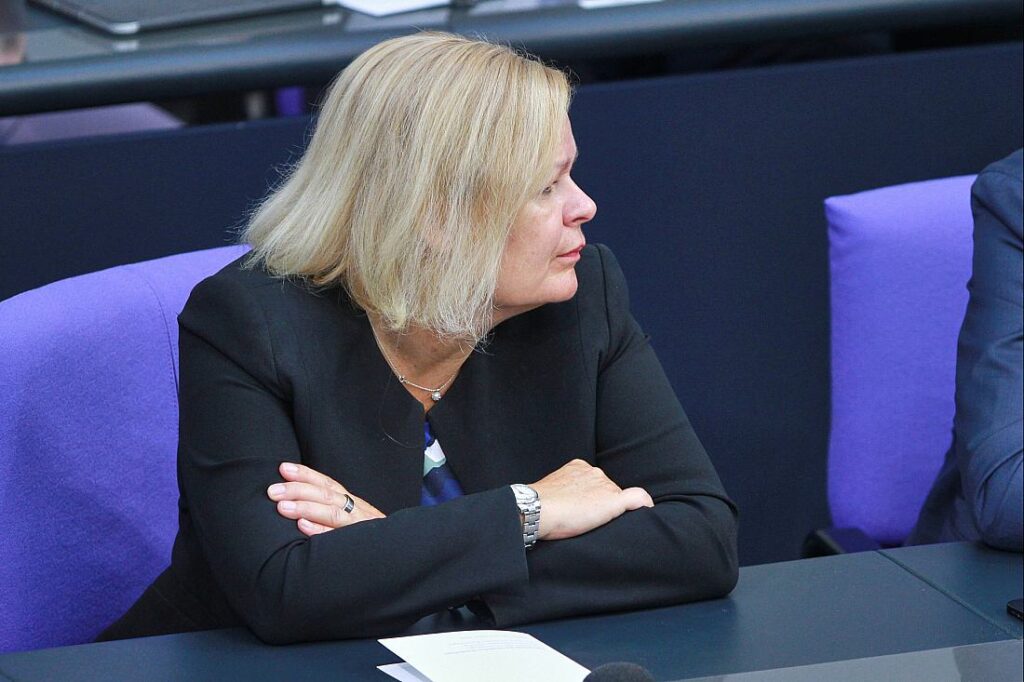 Faeser verurteilt Farbangriff auf Wohnhaus von Kultursenator Chialo